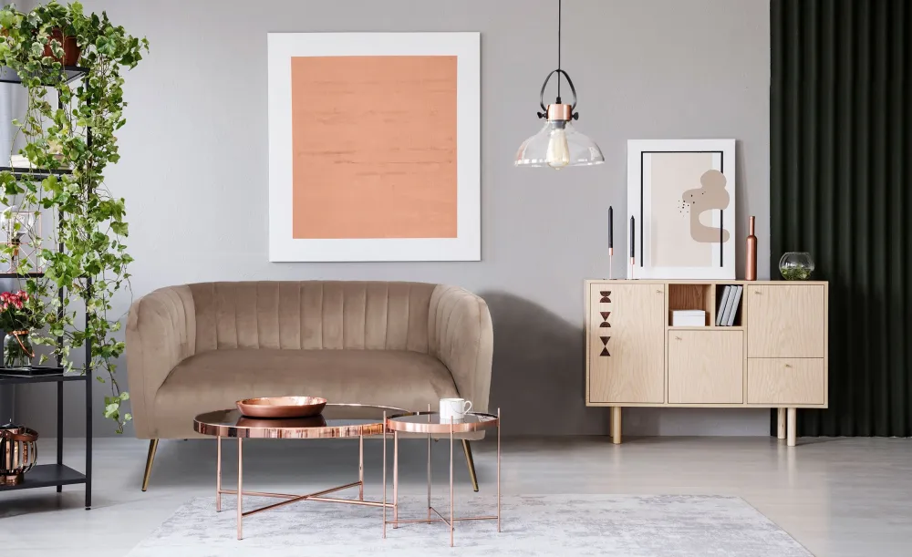 Divano contemporaneo Bombaro 2 posti con gambe metallo dorato e velluto Taupe