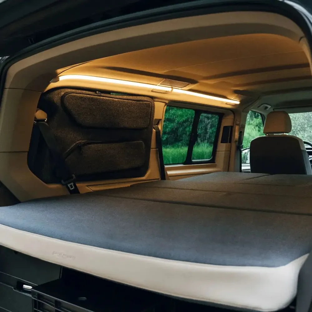 SpaceLounge letto e piano di appoggio per VW T7 Multivan & Beach di SpaceCamper Modular