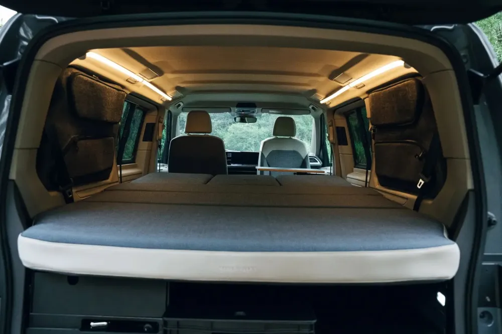 SpaceLounge letto e piano di appoggio per VW T7 Multivan & Beach di SpaceCamper Modular