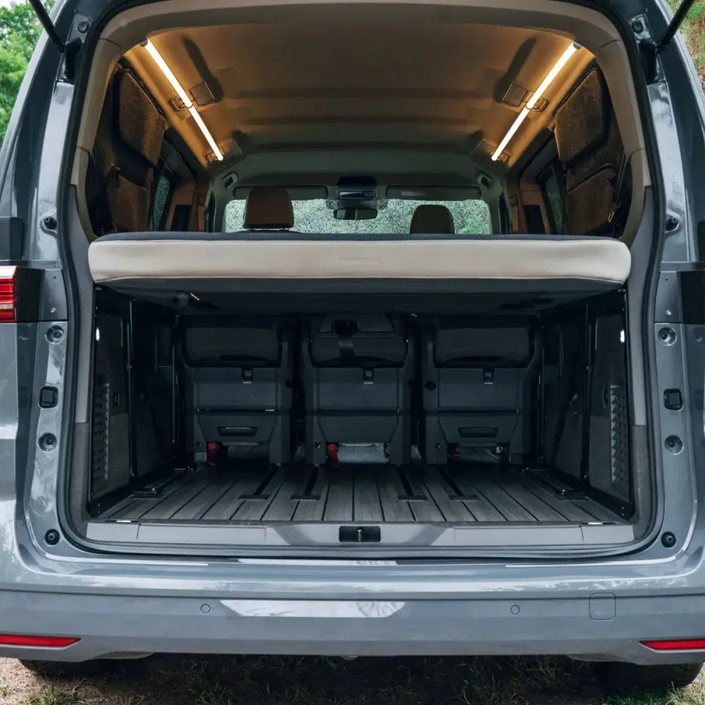 SpaceLounge letto e piano di appoggio per VW T7 Multivan & Beach di SpaceCamper Modular