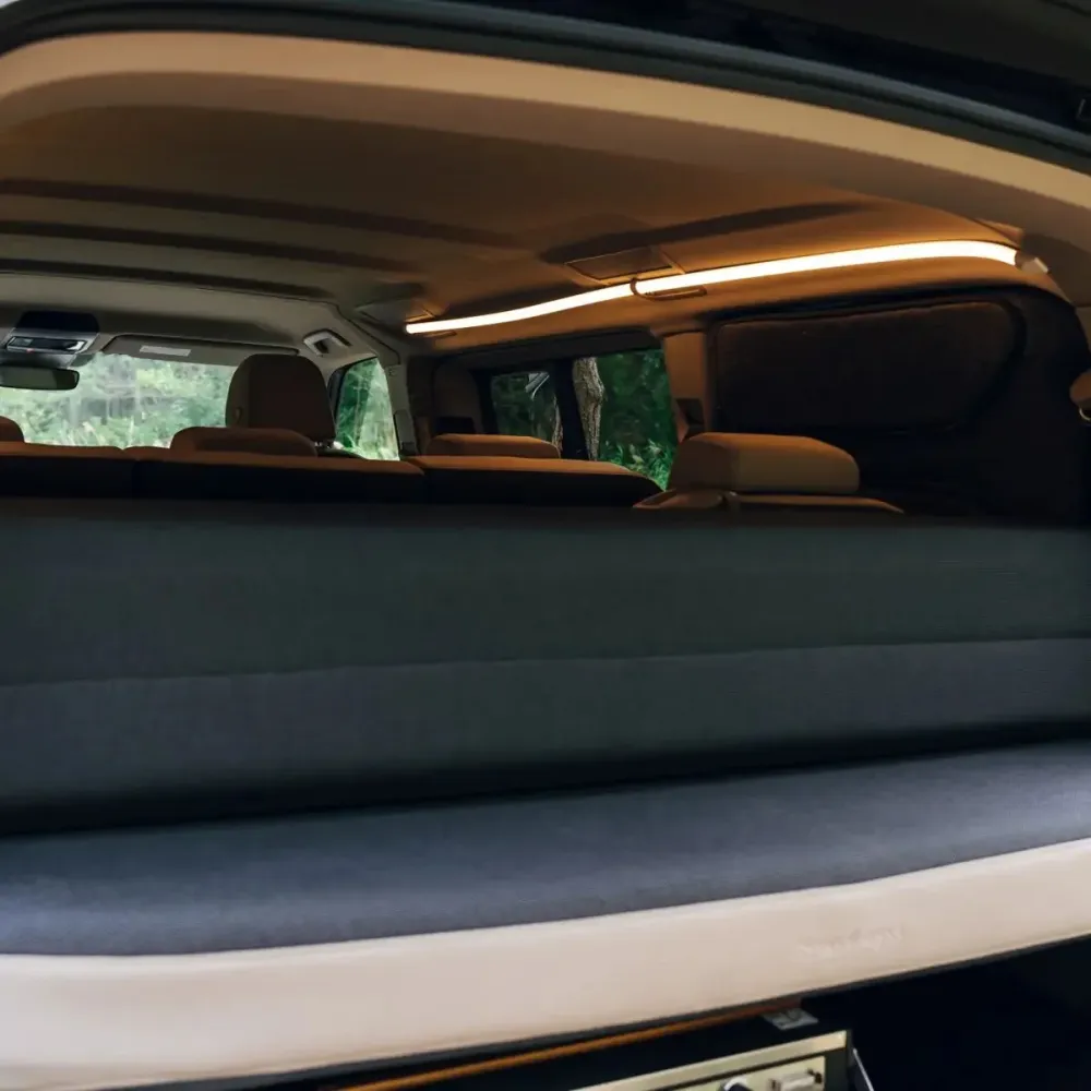 SpaceLounge letto e piano di appoggio per VW T7 Multivan & Beach di SpaceCamper Modular