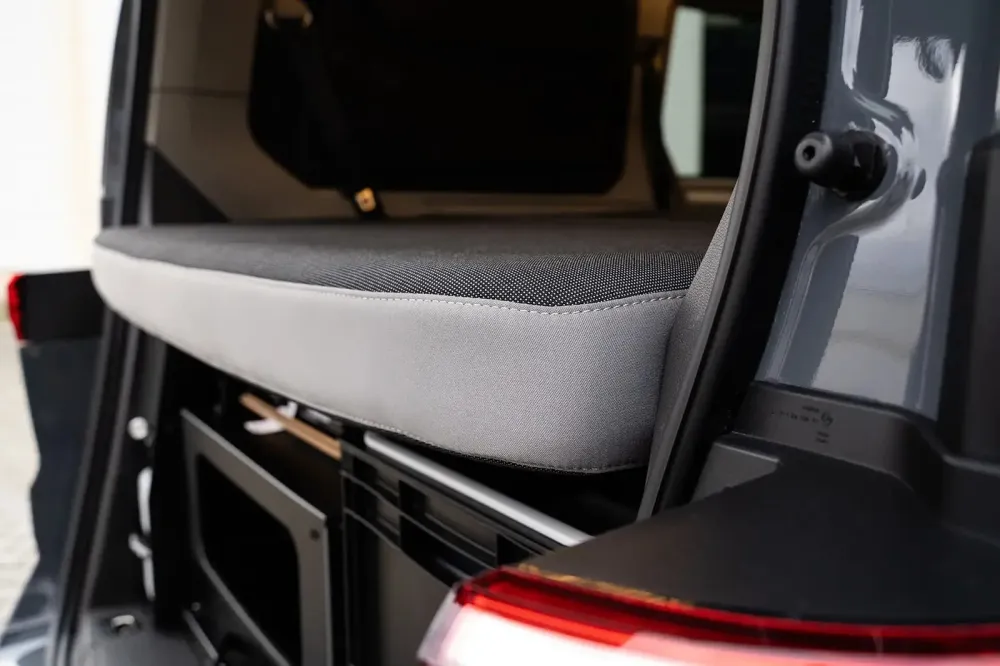 SpaceLounge letto e piano di appoggio per VW T7 Multivan & Beach di SpaceCamper Modular