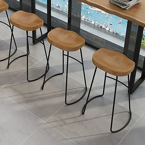 Bancone da bar con piano legno massello Bancone da bar rettangolare industriale con base nera Clearhalo