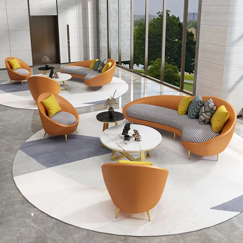 Divano con braccioli inclinati ecopelle Divano curvo moderno arancione Clearhalo