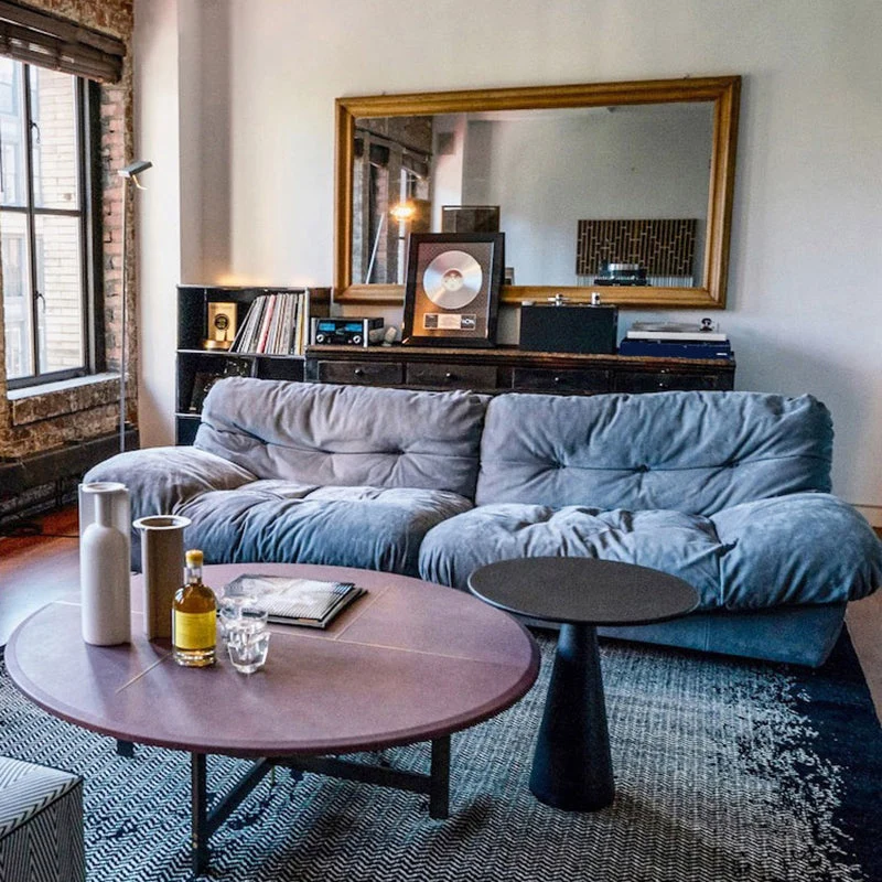 Divano con braccioli rettangolari blu stile moderno, con base materiale di pino e pelle di daino Clearhalo