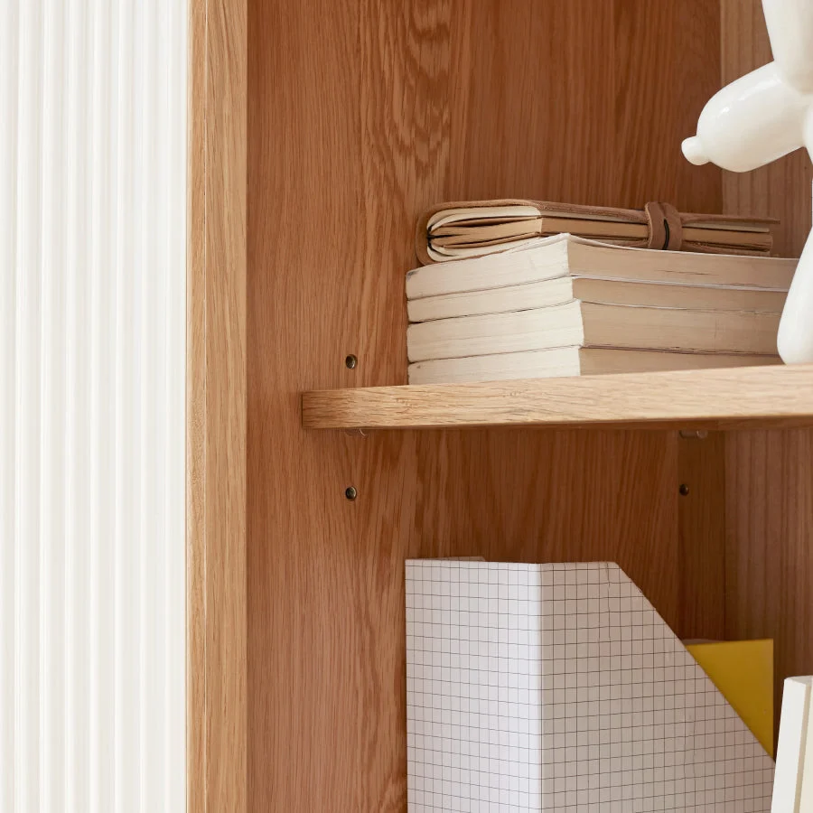 Mobiletto per soggiorno moderno Curio legno massello con ante vetro Clearhalo