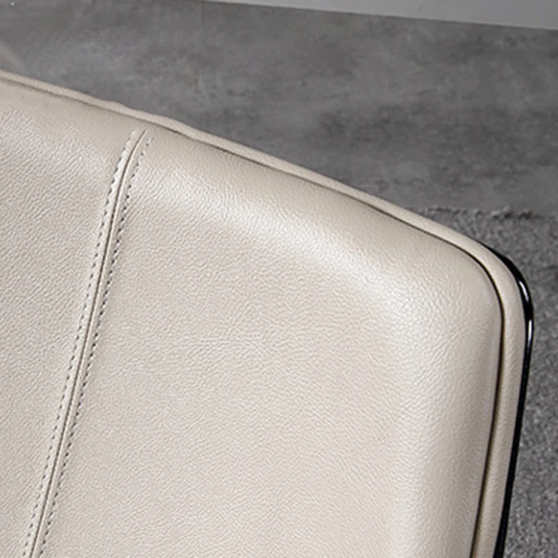 Poltrona moderna con braccioli inclinati Poltrona Parsons curva pelle per brasserie Clearhalo
