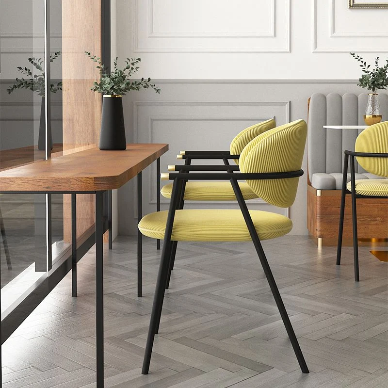 Poltrona da pranzo da cucina contemporanea con gambe nere e schienale aperto Clearhalo
