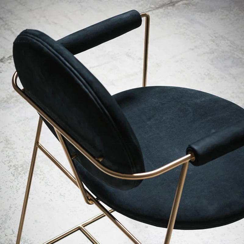 Poltrona da pranzo stile moderno con schienale aperto e base metallo per sala da pranzo Clearhalo