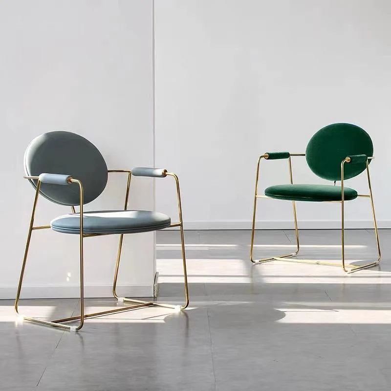 Poltroncina da pranzo con gambe dorate. Sedia imbottita per sala da pranzo glamour Clearhalo