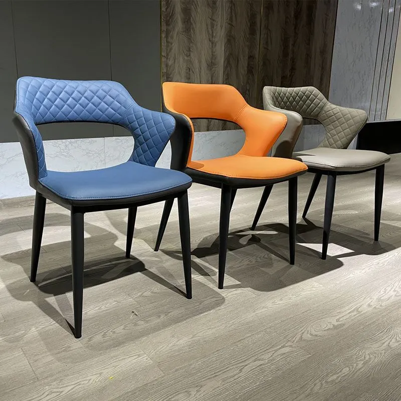 Poltroncina da pranzo stile moderno con braccioli metallo, schienale aperto e imbottitura Clearhalo