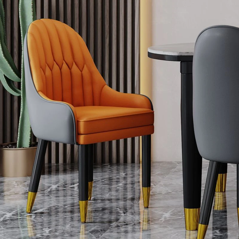 Poltroncina scandinava per la casa. Sedia da sala da pranzo legno con schienale imbottito Parsons Clearhalo