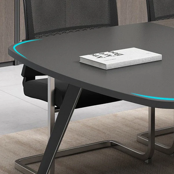 Scrivania curva Cappuccino con gambe metallo. Scrivania da ufficio metallo e legno artificiale Clearhalo