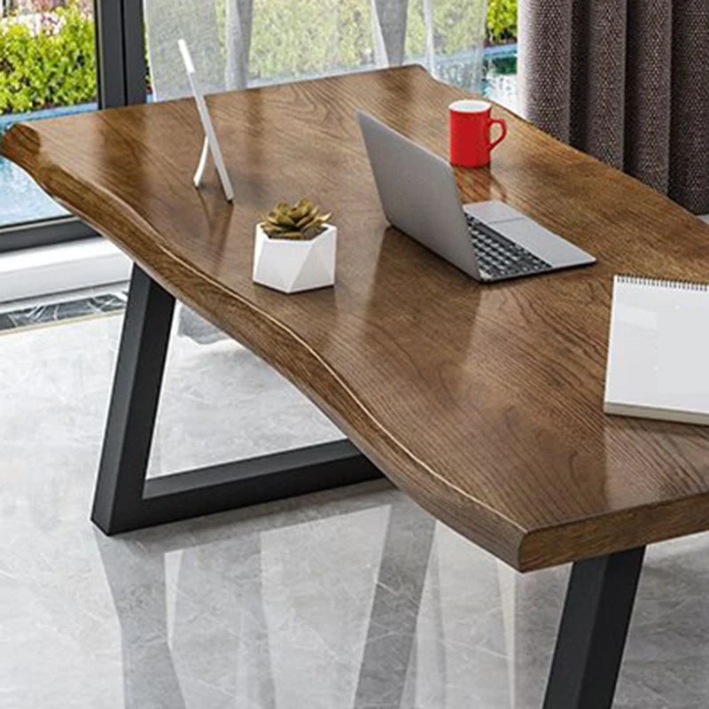 Scrivania da ufficio di forma irregolare legno massello marrone con gambe metallo Clearhalo