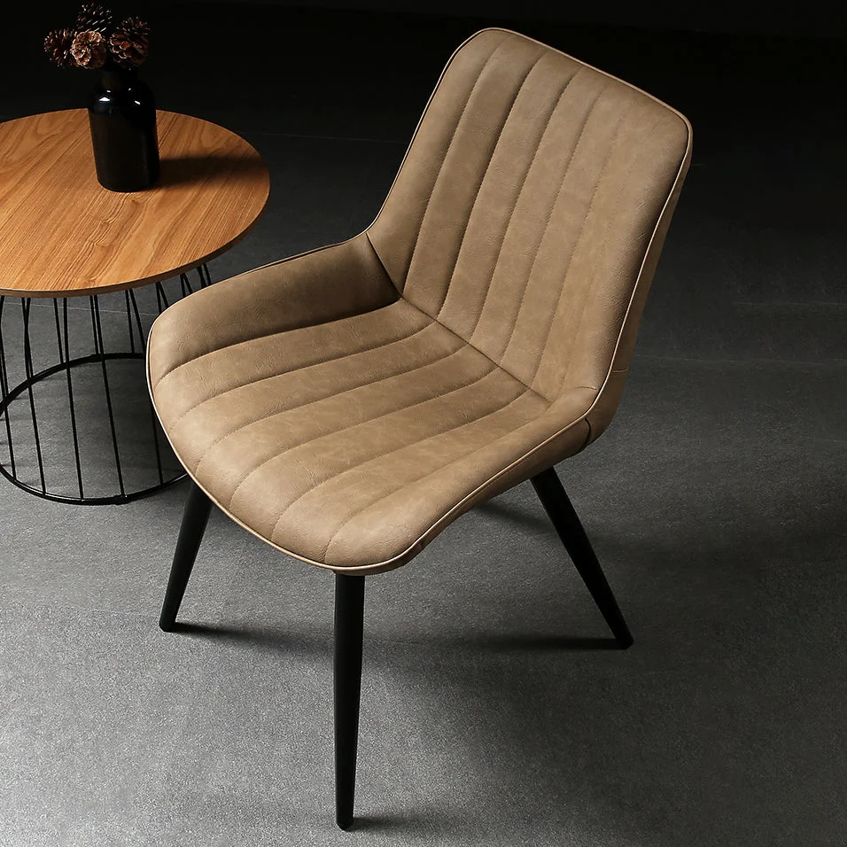 Sedia laterale dal design moderno ecopelle con 4 gambe metallo con finitura nera, sedia senza braccioli con schienale mass...
