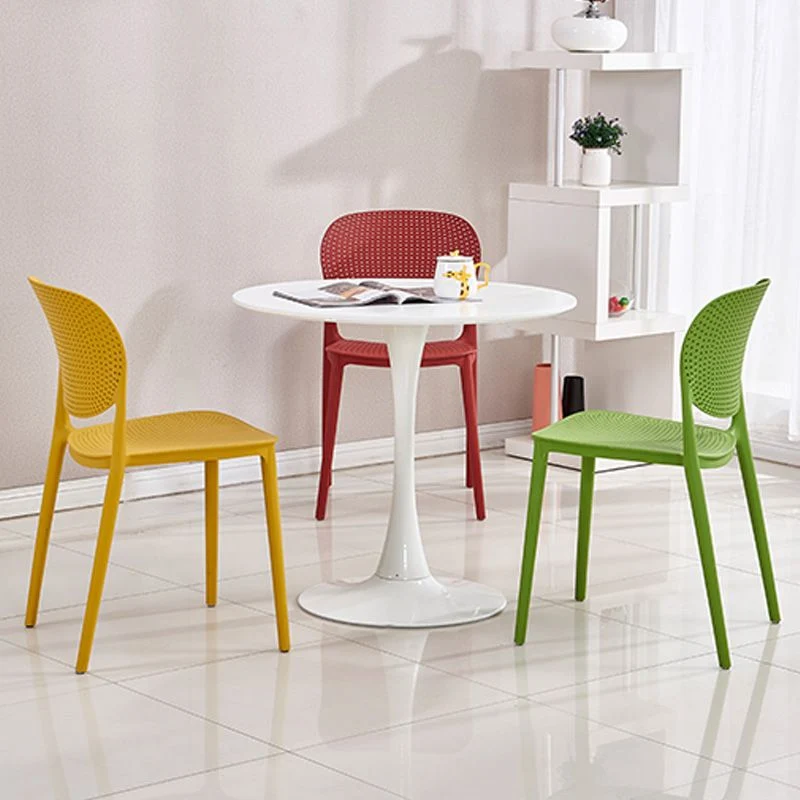 Sedia laterale moderna plastica per interni ed esterni. Sedia laterale da pranzo con schienale aperto per la casa Clearhalo