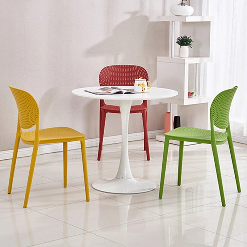 Sedia laterale moderna plastica per interni ed esterni. Sedia laterale da pranzo con schienale aperto per la casa Clearhalo