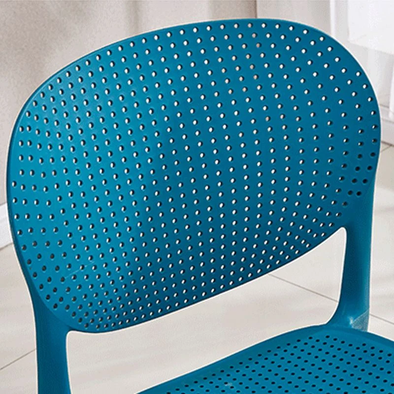 Sedia laterale moderna plastica per interni ed esterni. Sedia laterale da pranzo con schienale aperto per la casa Clearhalo