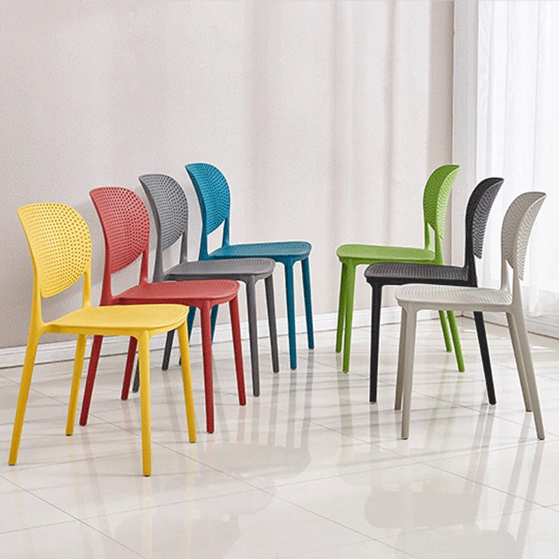 Sedia laterale moderna plastica per interni ed esterni. Sedia laterale da pranzo con schienale aperto per la casa Clearhalo