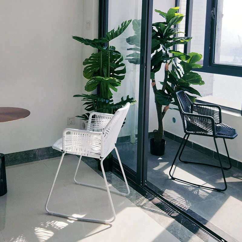 Sedia moderna con braccioli plastica con schienale incrociato e base metallo per sala da pranzo Clearhalo