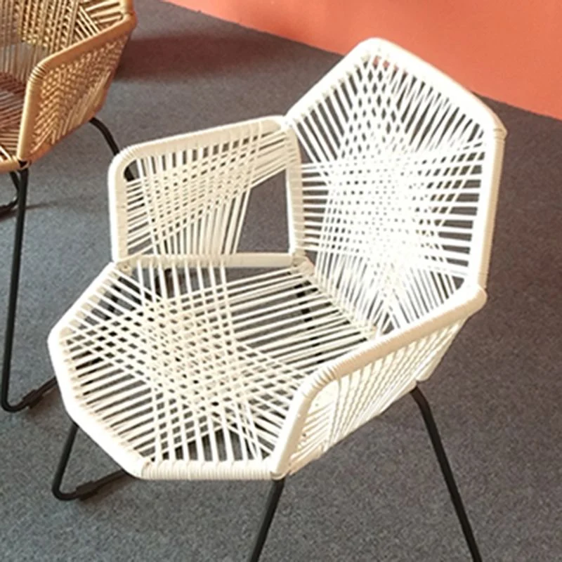 Sedia moderna con braccioli plastica con schienale incrociato e base metallo per sala da pranzo Clearhalo