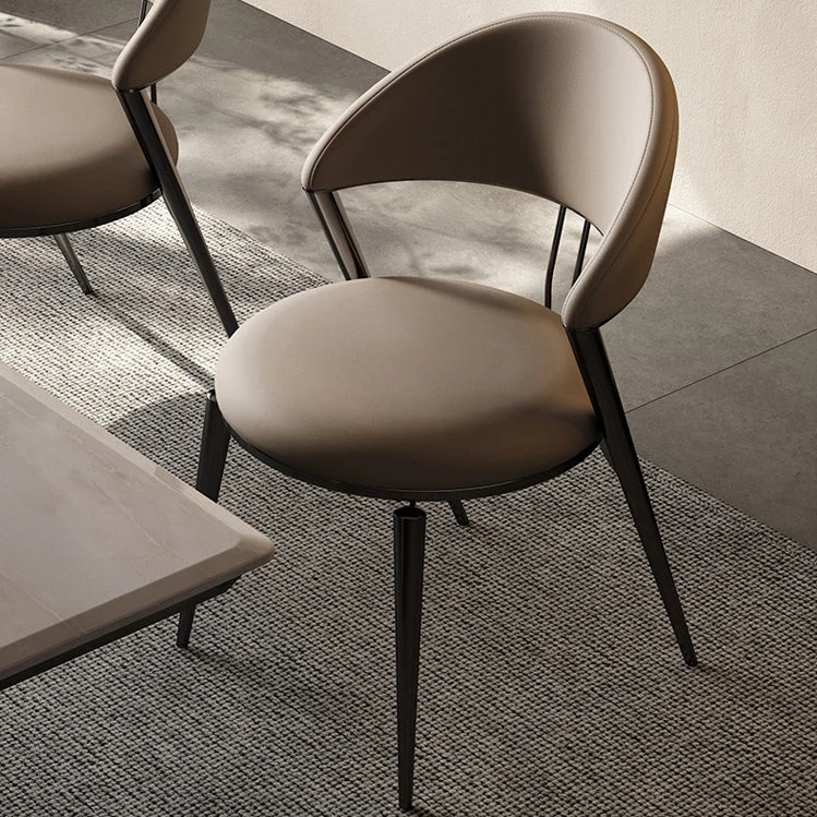 Sedia da pranzo laterale stile glam con schienale aperto ecopelle e base metallo Clearhalo