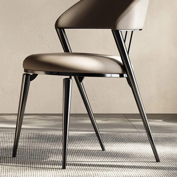 Sedia da pranzo laterale stile glam con schienale aperto ecopelle e base metallo Clearhalo