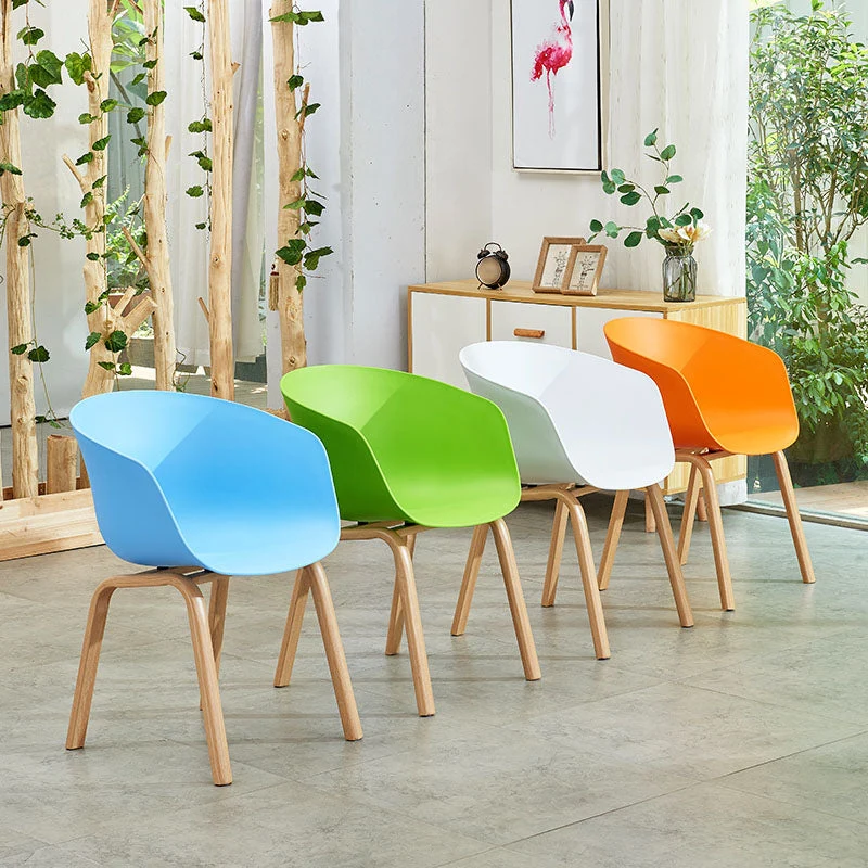Sedia da pranzo moderna per la casa con schienale massiccio e finitura opaca pelle Clearhalo