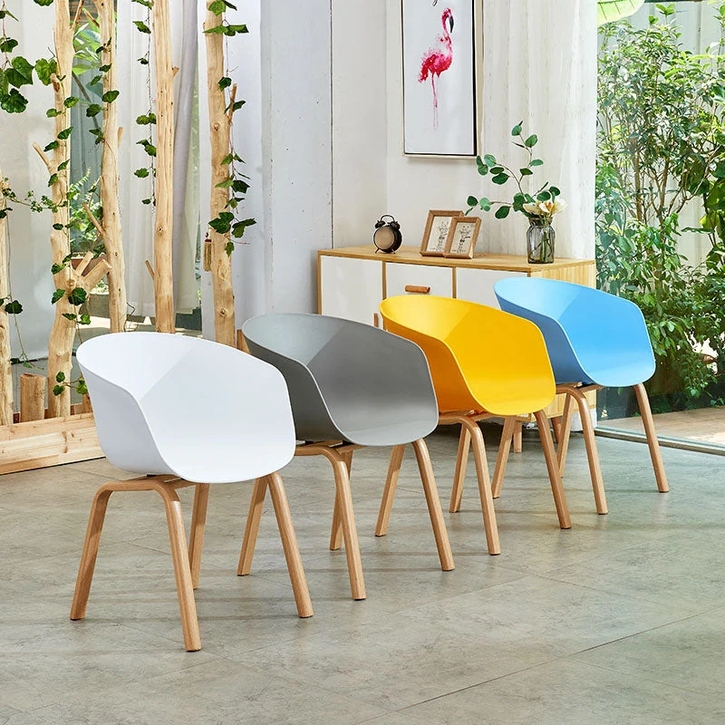 Sedia da pranzo moderna per la casa con schienale massiccio e finitura opaca pelle Clearhalo