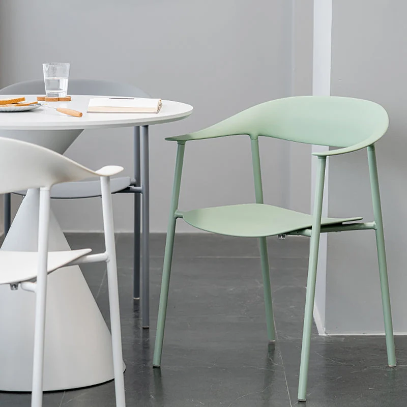 Sedia da pranzo moderna plastica con schienale aperto e base metallo Clearhalo