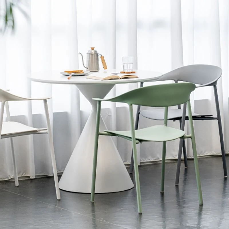 Sedia da pranzo moderna plastica con schienale aperto e base metallo Clearhalo