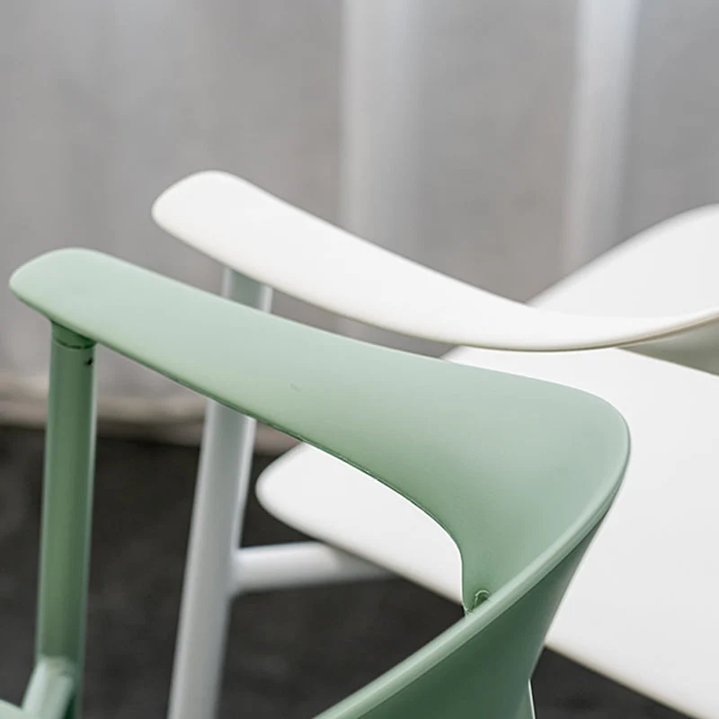 Sedia da pranzo moderna plastica con schienale aperto e base metallo Clearhalo
