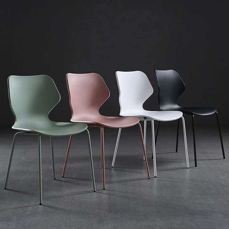 Sedia da pranzo moderna senza braccioli plastica con schienale laterale e base metallo Clearhalo