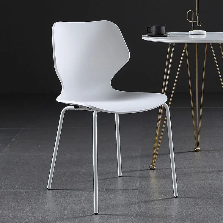 Sedia da pranzo moderna senza braccioli plastica con schienale laterale e base metallo Clearhalo