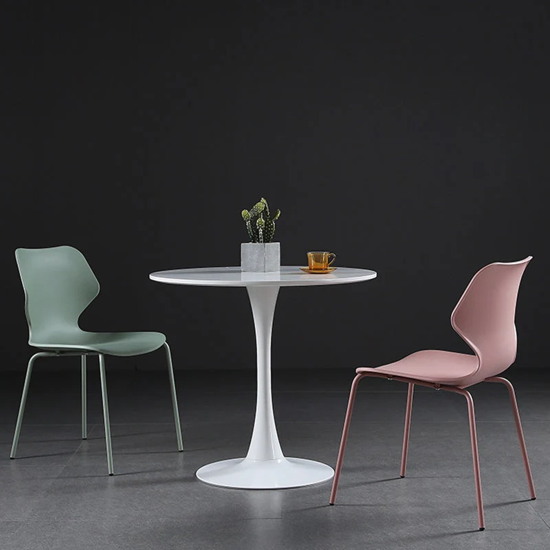 Sedia da pranzo moderna senza braccioli plastica con schienale laterale e base metallo Clearhalo