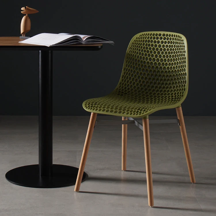 Sedia da pranzo plastica senza braccioli stile scandinavo, con schienale massiccio e gambe legno Clearhalo