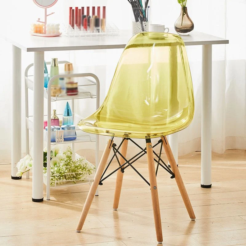 Sedia scandinava per sala da pranzo plastica, schienale massiccio, gambe legno Clearhalo