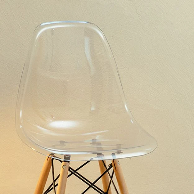 Sedia scandinava per sala da pranzo plastica, schienale massiccio, gambe legno Clearhalo