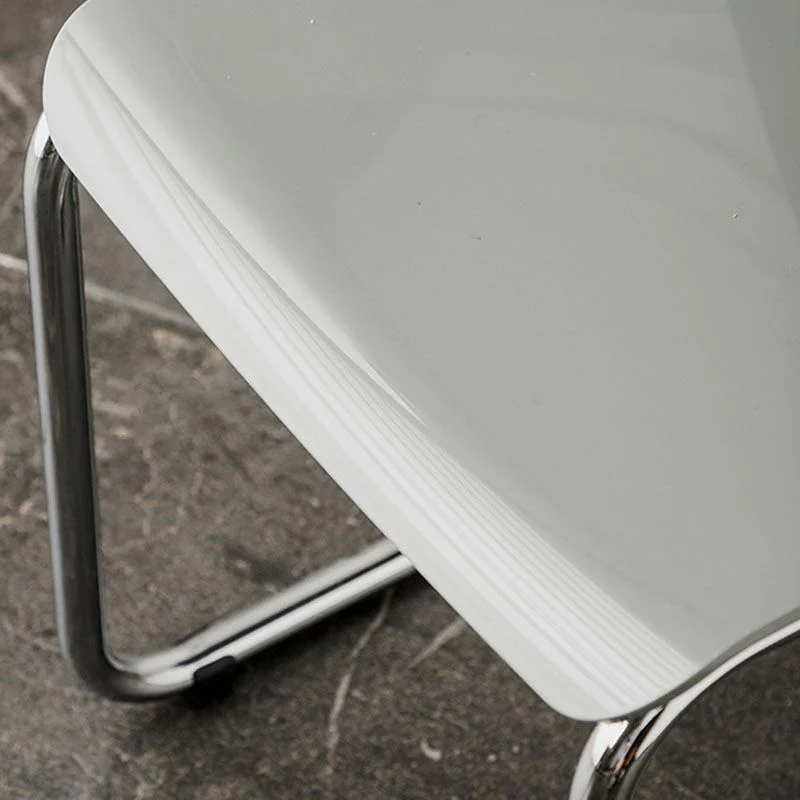 Sedia senza braccioli stile moderno Sedia laterale plastica con schienale aperto e base metallo Clearhalo