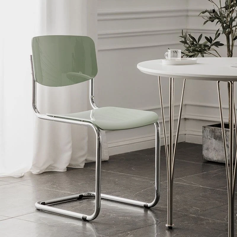 Sedia senza braccioli stile moderno Sedia laterale plastica con schienale aperto e base metallo Clearhalo
