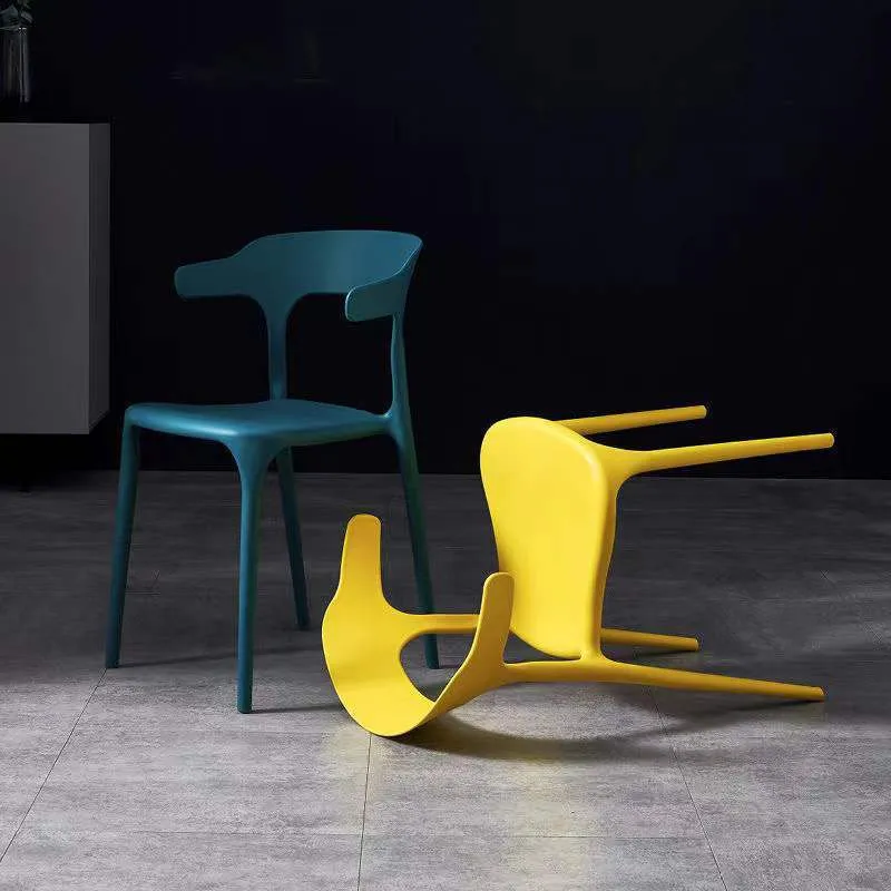 Sedie impilabili contemporanee da pranzo con braccioli con schienale aperto e gambe plastica Clearhalo