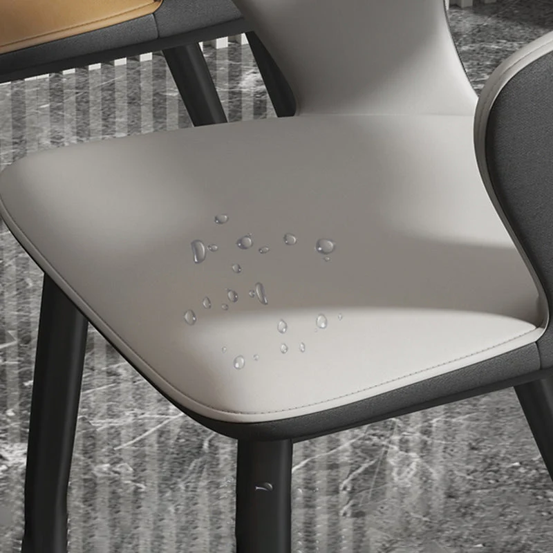 Sedie laterali con schienale aperto e braccioli dal design minimalista Sedia laterale ecopelle Clearhalo