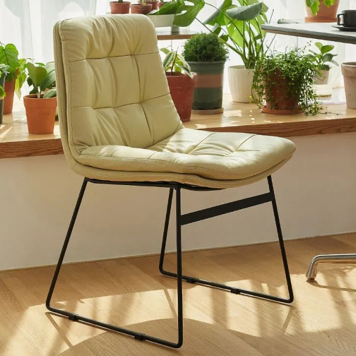 Sedie da pranzo e d'accento contemporanee Sedia laterale Parsons con finitura opaca Clearhalo
