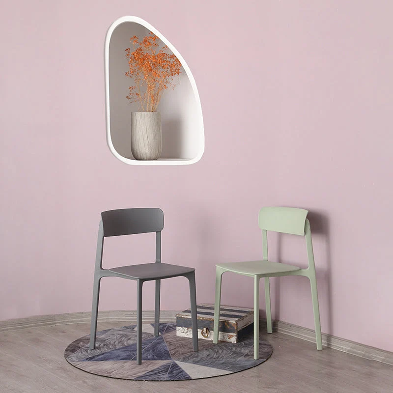 Sedie da pranzo e d'accento contemporanee Sedia laterale plastica con schienale aperto con finitura opaca Clearhalo