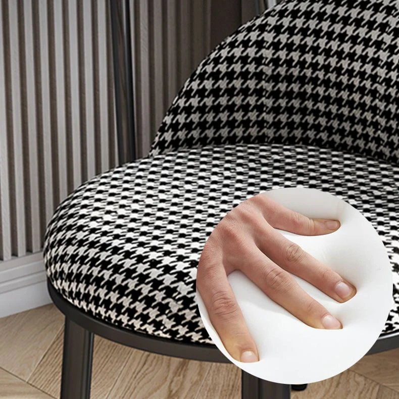 Sedie da pranzo imbottite con schienale massiccio senza braccioli dal design nordico Clearhalo