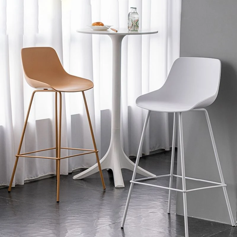 Sgabelli da banconi macaroon contemporanei Sgabello da bar per interni plastica senza braccioli con base ferro Clearhalo