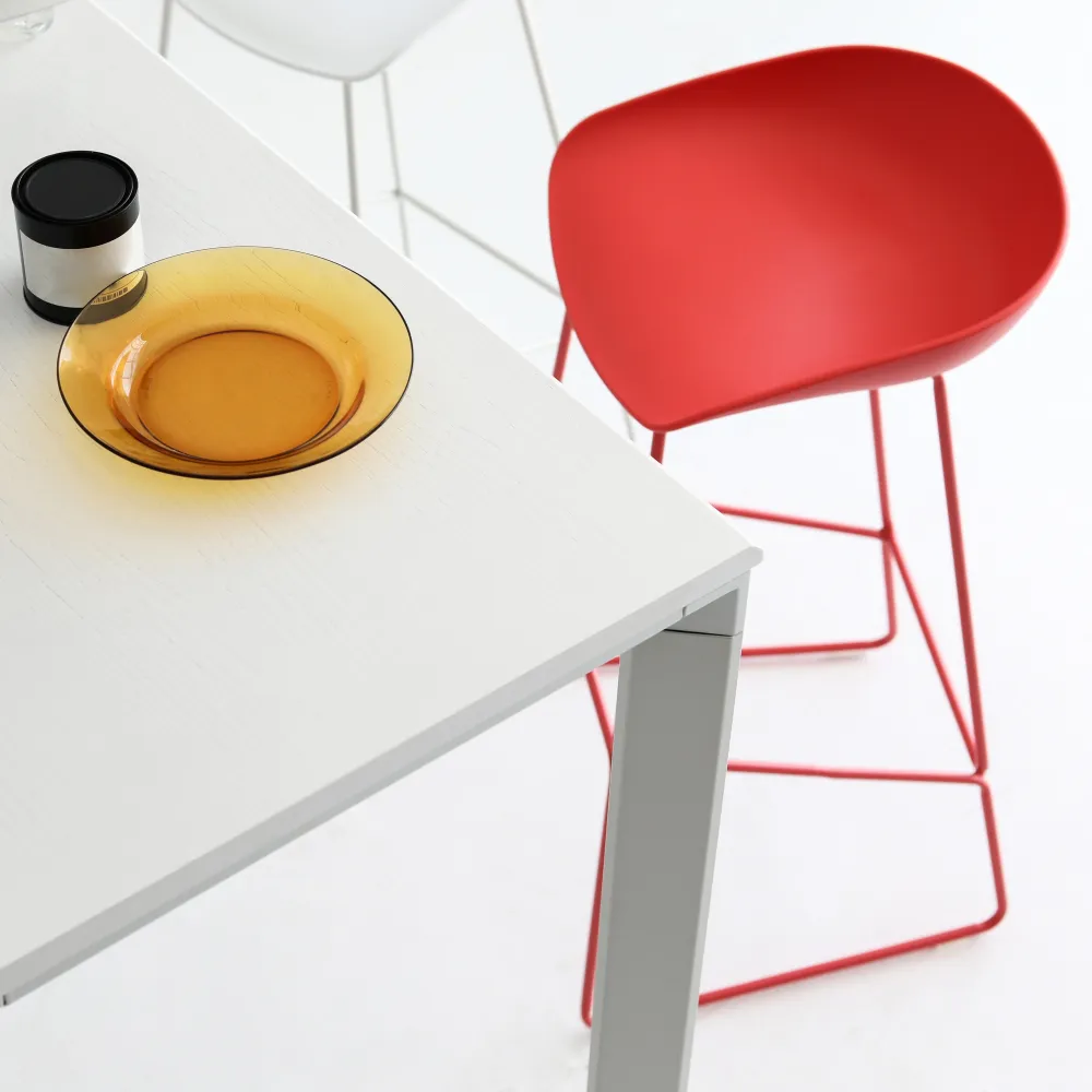 Sgabelli da bar con sedile avvolgente plastica Sgabello Bristol scandinavo con base ferro Clearhalo