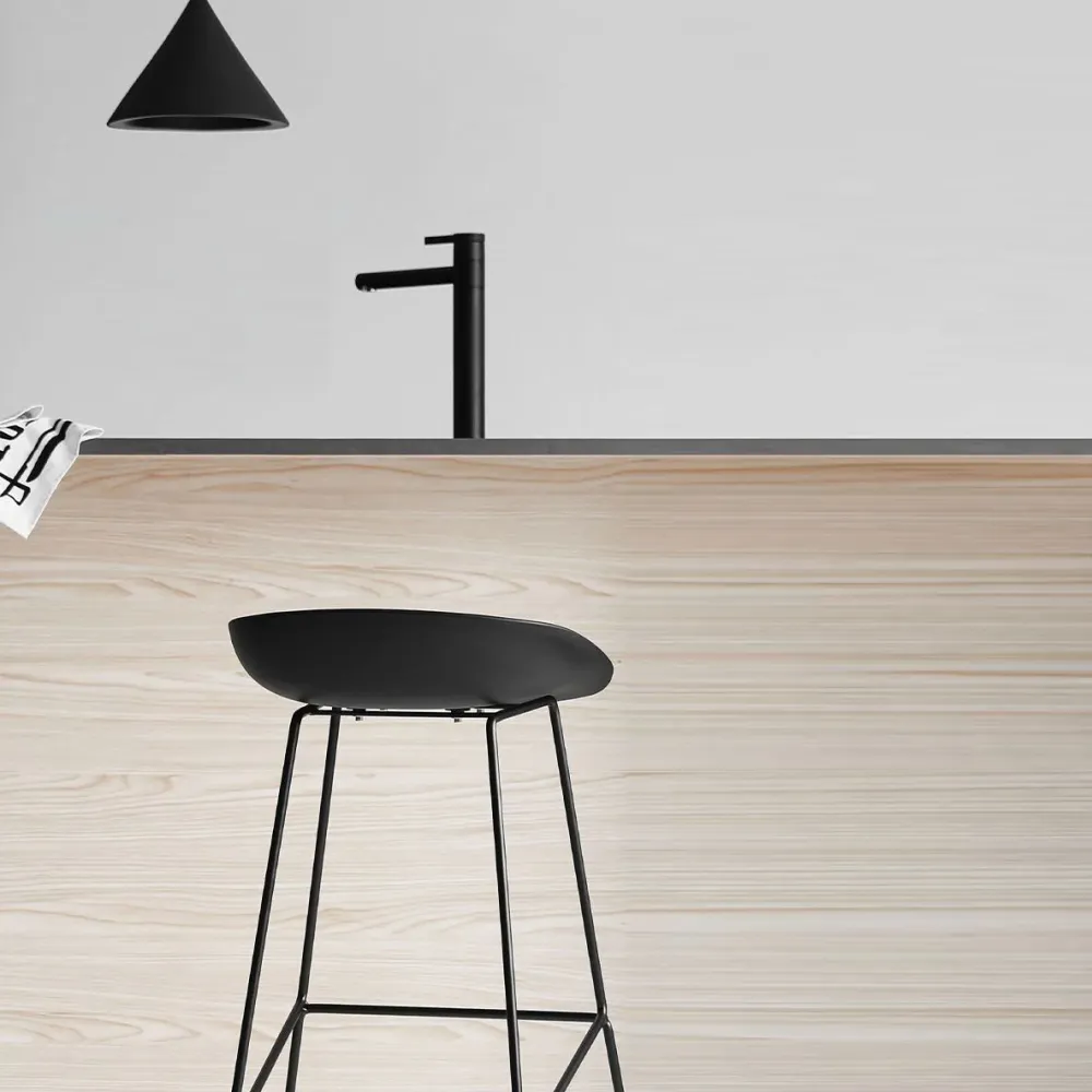 Sgabelli da bar con sedile avvolgente plastica Sgabello Bristol scandinavo con base ferro Clearhalo
