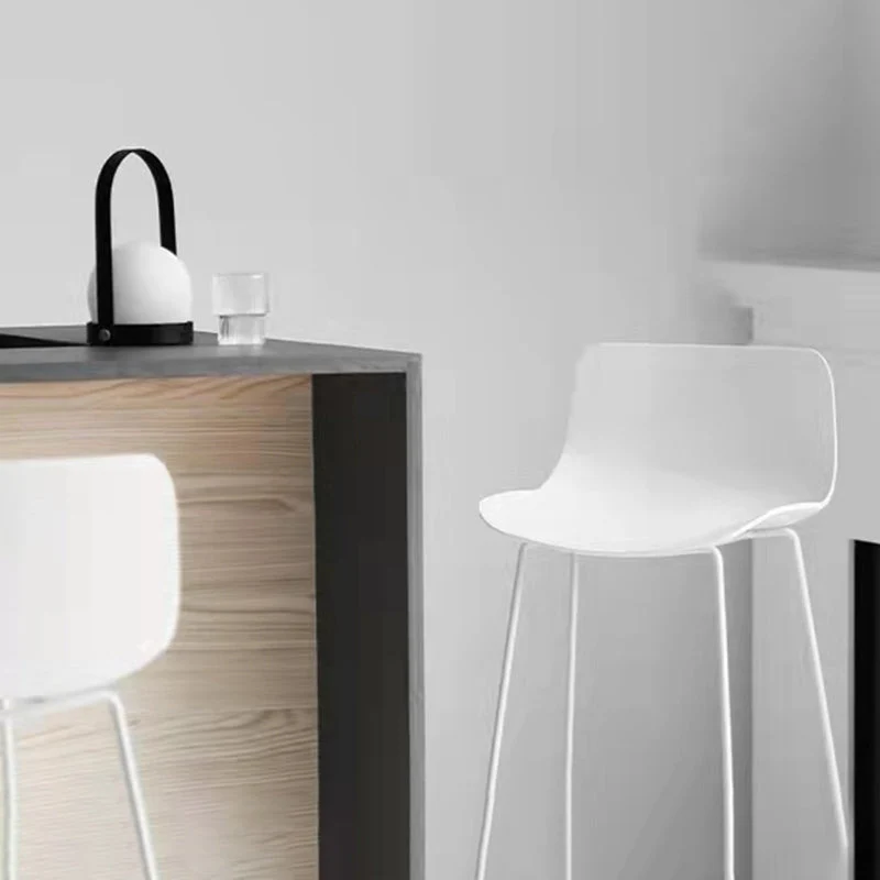 Sgabello da bancone scandinavo con schienale basso plastica senza braccioli Clearhalo