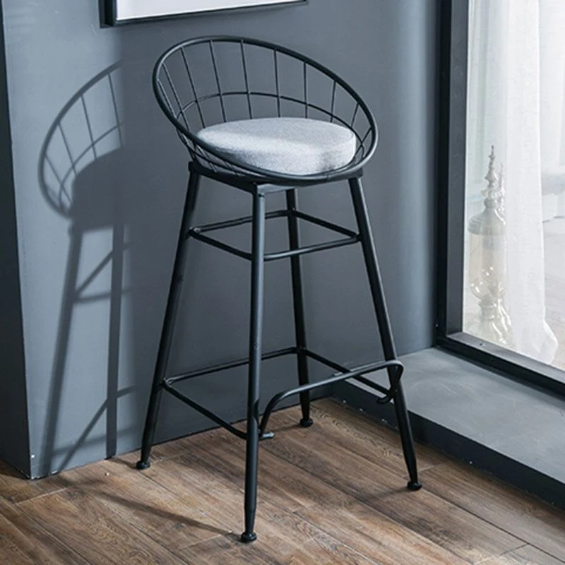 Sgabello da bancone secchiello dal design scandinavo per la casa. Sgabelli da bar imbottiti con base metallo Clearhalo